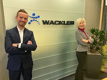Marc Schwencke und Birgit Ullrich vor dem Wackler Logo