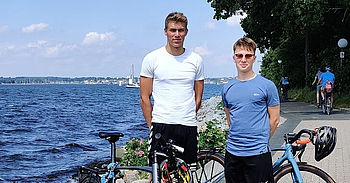 zwei junge Männer mit ihren Fahrrädern